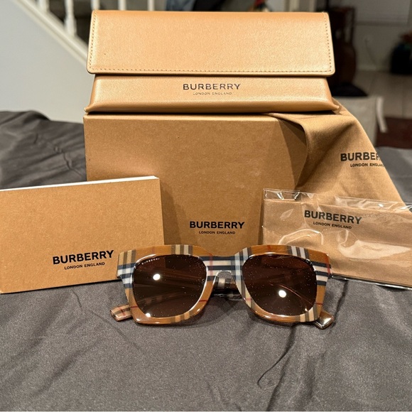 Burberry Kitty BE4364 396713 Sunglasses. NWOT & FULL INCLUSION - Picture 3 of 16